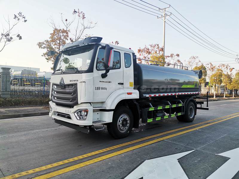 重汽豪沃N5寬體寬臥綠化噴灑車（15方）