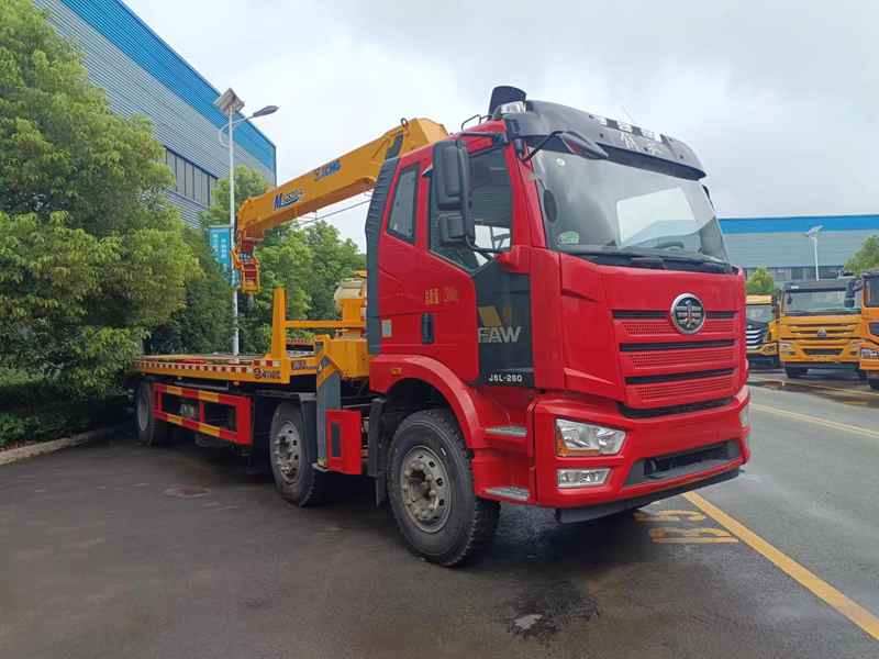 解放小三軸帶吊機清障車