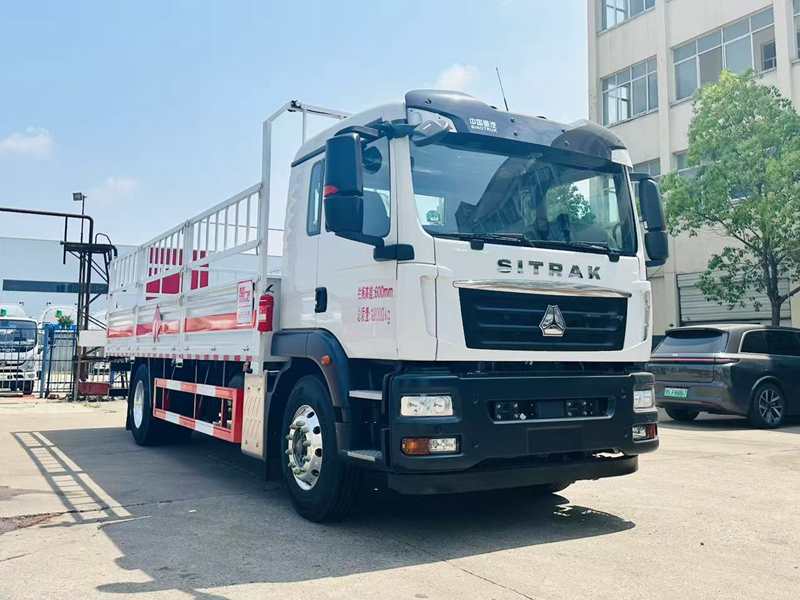 重汽汕德卡氣瓶運輸車